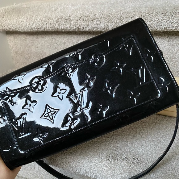 HOLD. Louis Vuitton vernis clutch with strap - Picture 7 of 12